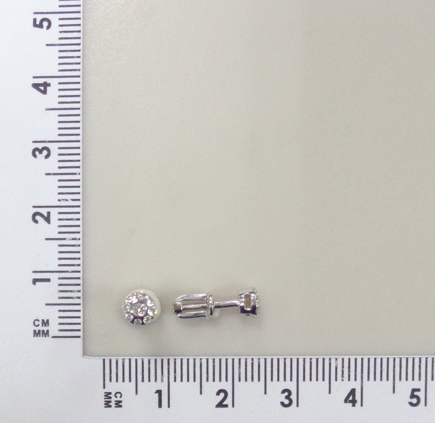 Золотые серьги-пусеты 585 пробы; белое золото; родий; вставки 2 Бр.Кр-57 0,049 3/6А; 16 Бр.Кр-57 0,1